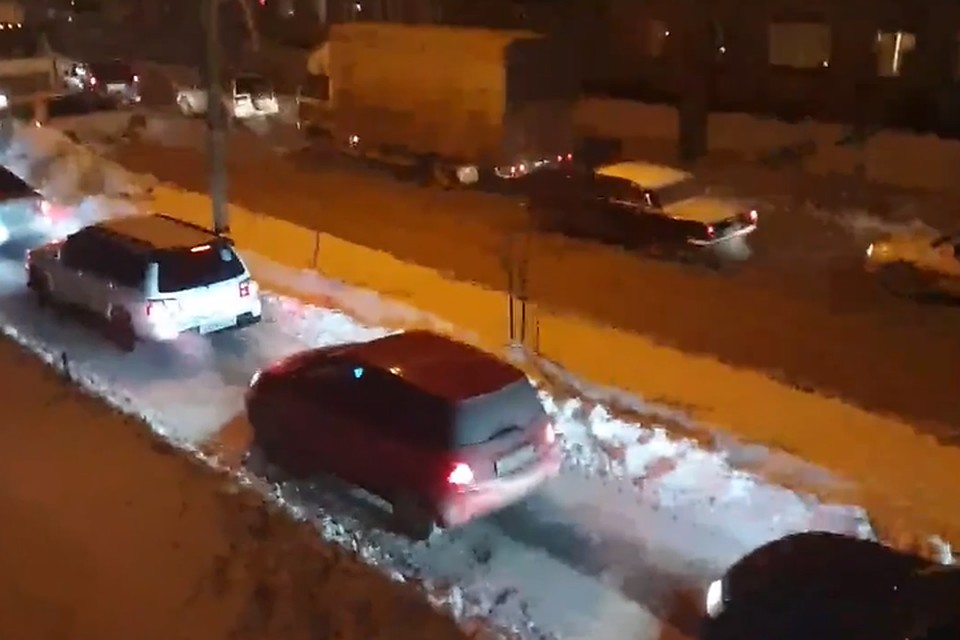 Жители очень удивились, когда у себя под окнами на тротуаре увидели затор. Фото: стоп-кадр
