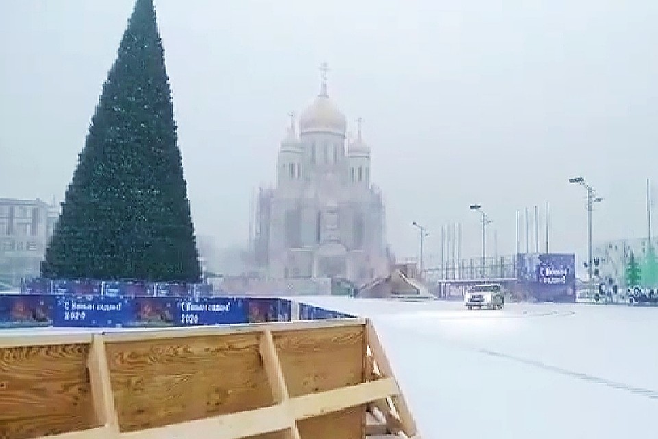 Водитель решил покататься на площади рядом с ёлкой. Фото: print screen видео