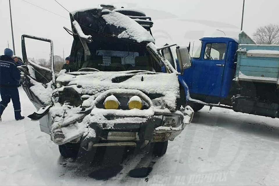 Водитель оказался зажат, мужчину вытаскивали очевидцы