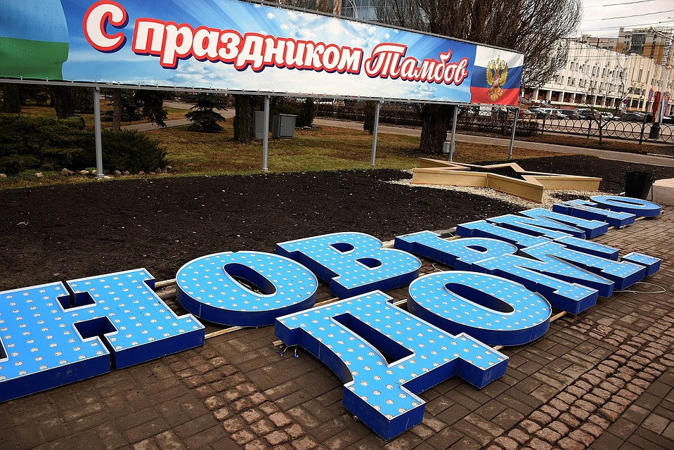 На площади Ленина уже царит праздничная атмосфера