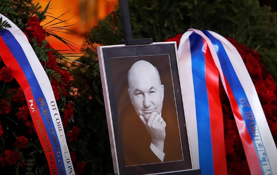 Путин предложил увековечить память Лужкова