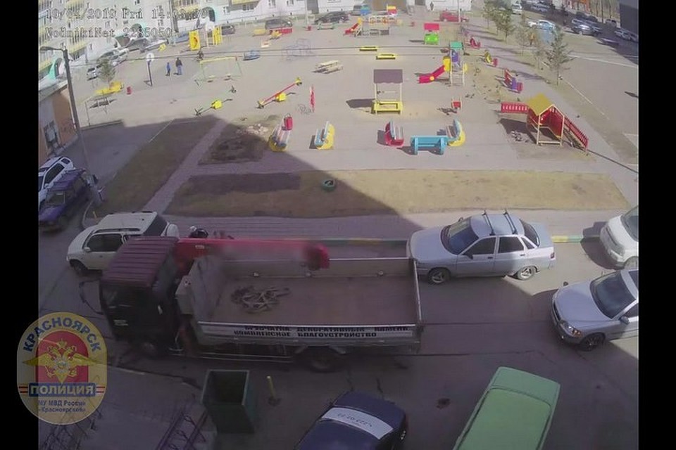 В Красноярске хитрый вор украл машину с помощью эвакуатора. Стоп-кадр видео полиции