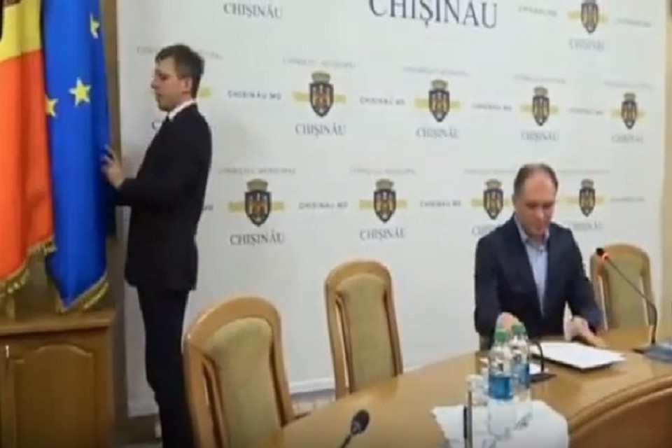 Мэр Кишинева Ион Чебан предложил Киртоакэ новую "работу" в мунсовете Кишинева - поправлять флаги. Фото: скриншот из видео