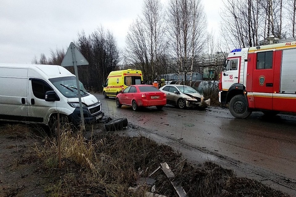 В Мурино "Хонда" врезалась во встречный микроавтобус. Фото: vk.com/spb_today