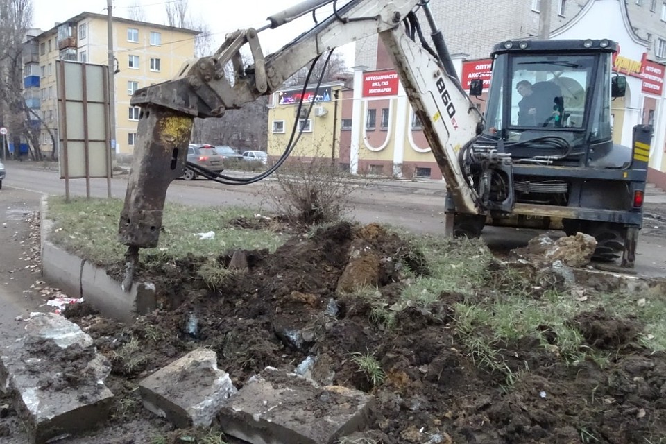 На улице Папина продолжают демонтировать опоры ЛЭП