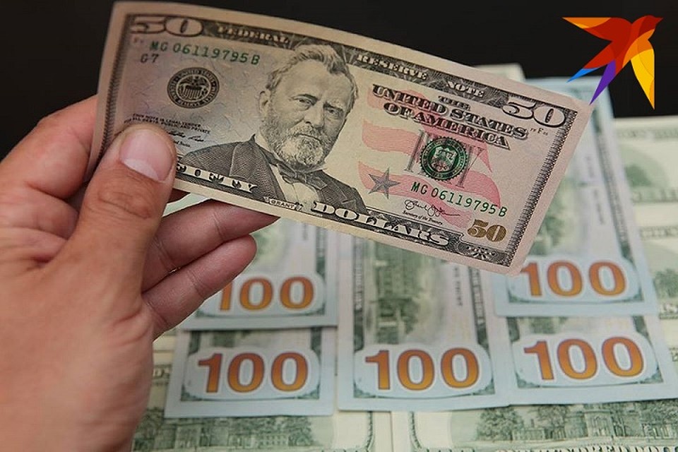 Из сумочки буфетчицы вор похитил тысячу долларов, сигареты и продукты.