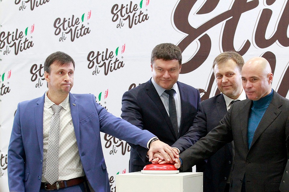 В церемонии открытия завода по производству кофе принял участие губернатор Липецкой области Игорь Артамонов. Фото предоставлено пресс-службой администрации Липецкой области.