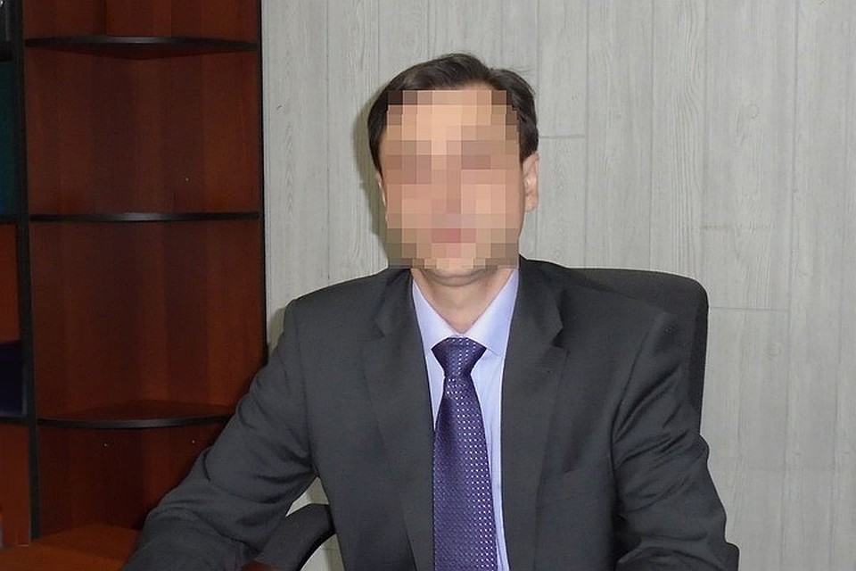 Коллеги не поддерживают директорв учебного заведения.
