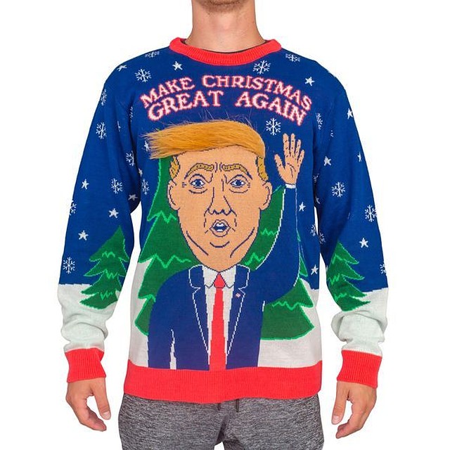 На свитер наклеен парик Фото:UglyChristmasSweater.com