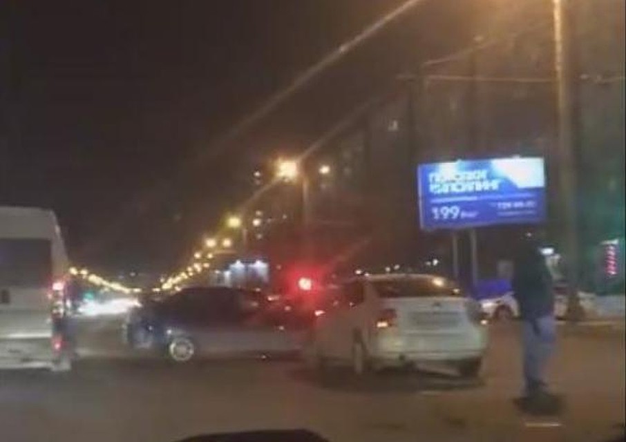 Последним препятствием гонщика стал автомобиль ГИБДД, Фото: стоп-кадр с видеозаписи.