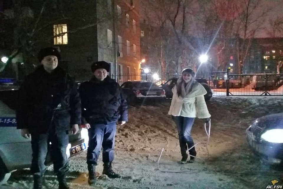 Росгвардейцы помогли девушке откапать ее машину. Фото: «АСТ-54»