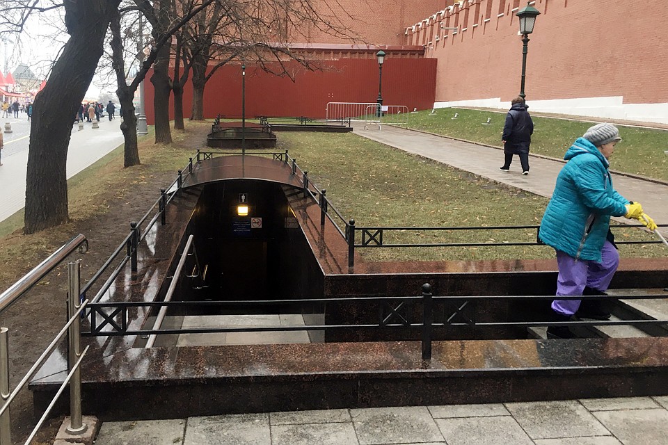 Возле Кремля, есть круглосуточный общественный туалет, который находится под землей