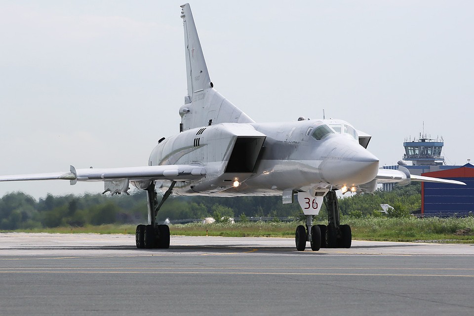 Посадка дальнего ракетоносца-бомбардировщика Ту-22М3. Фото: Марина Лысцева/ТАСС