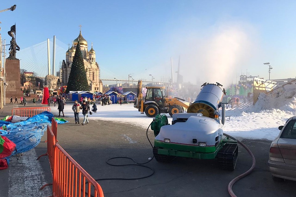 Площадь решили задуть искусственным снегом. Фото: Сергей Баланов