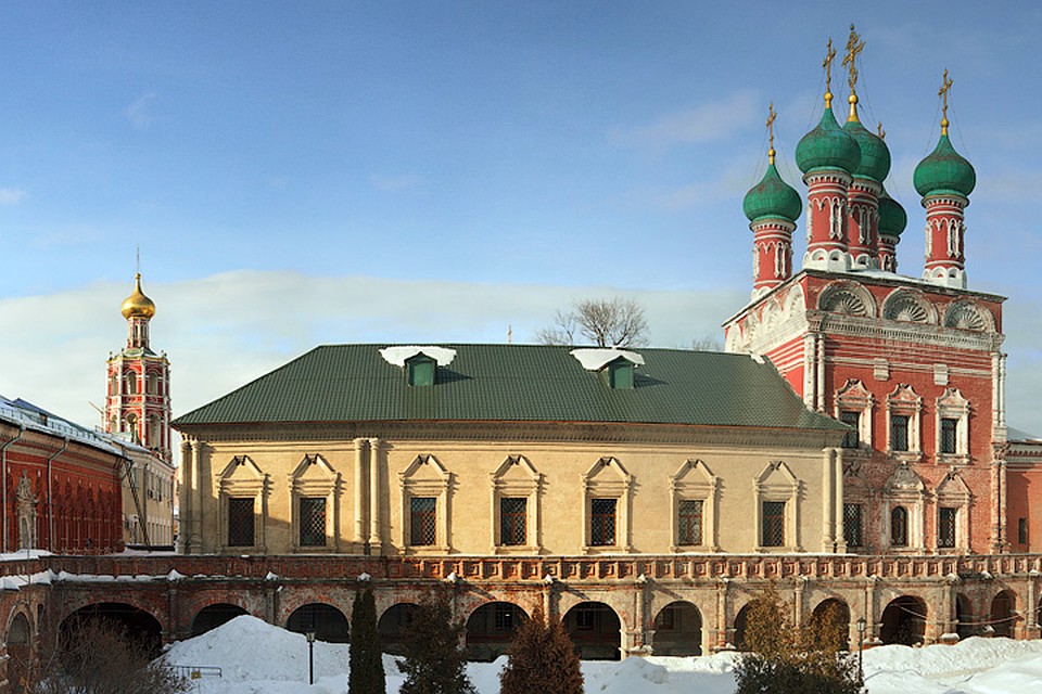 Неадекватный мужчина пришел в храм, достал нож и стал угрожать охраннику