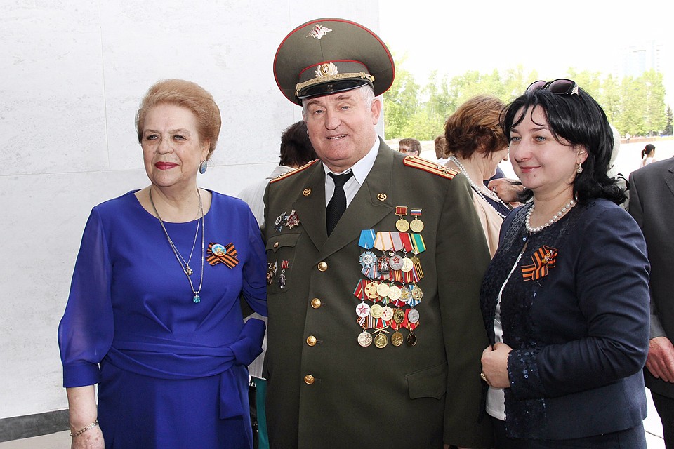 Нина Абрамова (на фото слева) возглавляет столичную Региональную общественную организацию ветеранов труда, пенсионеров учреждений труда и социальной защиты населения