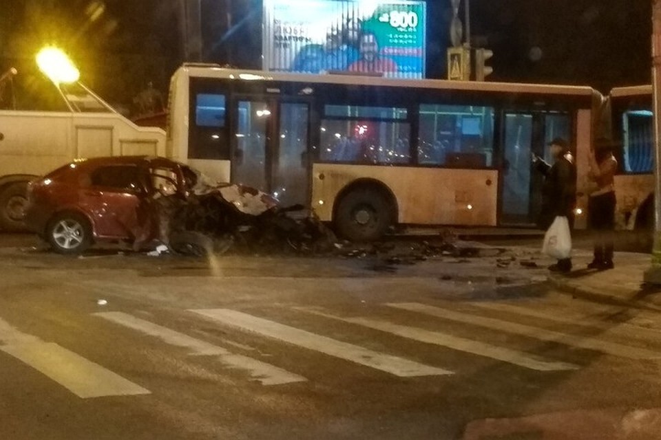Водителю легковушки несказанно повезло - он остался жив несмотря на то, что от удара передняя часть машины превратилась в сплошное железное месиво. Фото: ДТП и ЧП | Санкт-Петербург | Питер Онлайн | СПб.