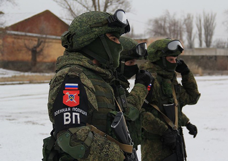 Военные патрули помогают полицейским следить за порядком на вокзале.