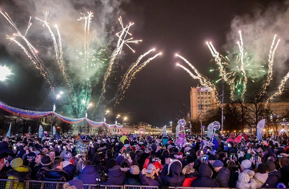 Праздничный фейерверк на площади Ленина в новогоднюю ночь