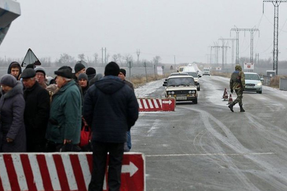Пенсионерам приходится по несколько часов стоять на холоде или жаре. Фото: https://aif.ua/