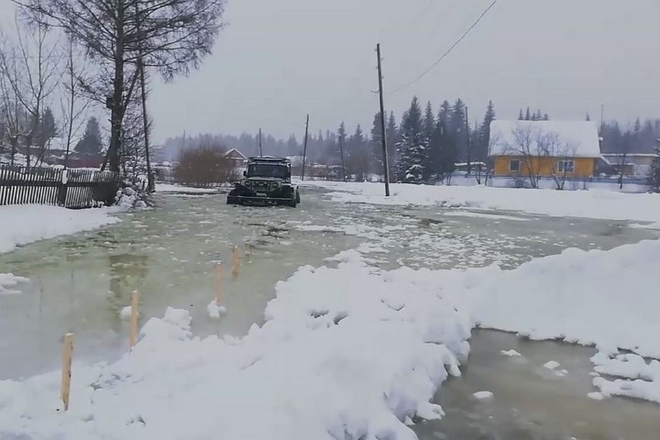 Уровень вышедшей из берегов воды приближается к критической отметке. Фото: "ЧП Лесосибирск"