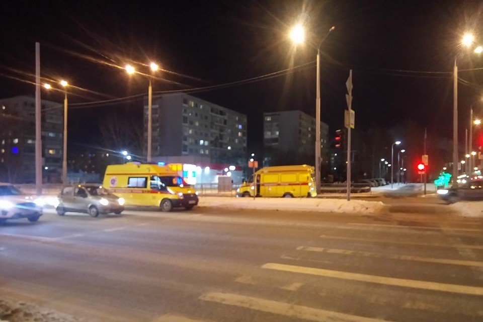 В Тюмени спешившая на срочный вызов «скорая» попала в ДТП. Фото очевидцев