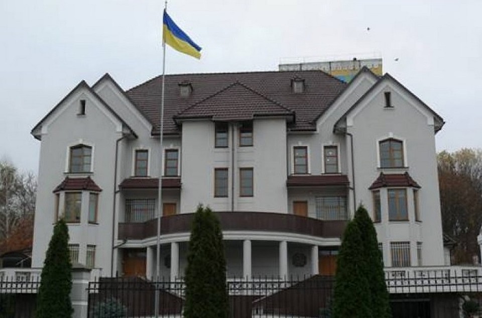 Жители Молдовы могут выразить соболезнования украинскому народу в посольстве этой страны в Кишиневе. Фото: tv8