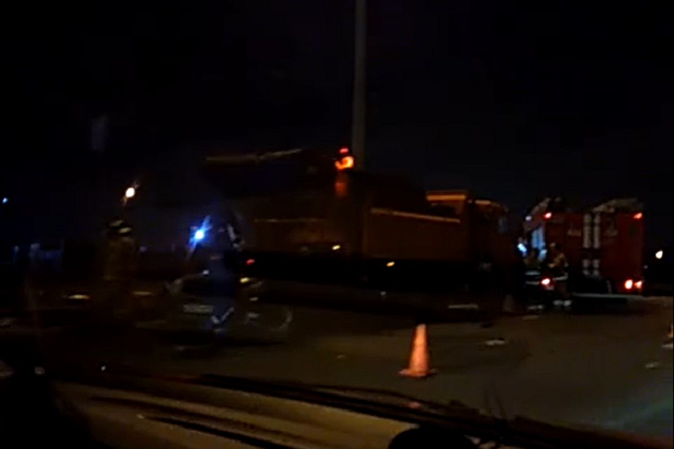 На Софийской в Петербурге легковушка влетела под "Камаз"