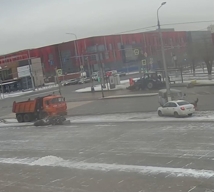 Водителя занесло после перекрестка вправо.