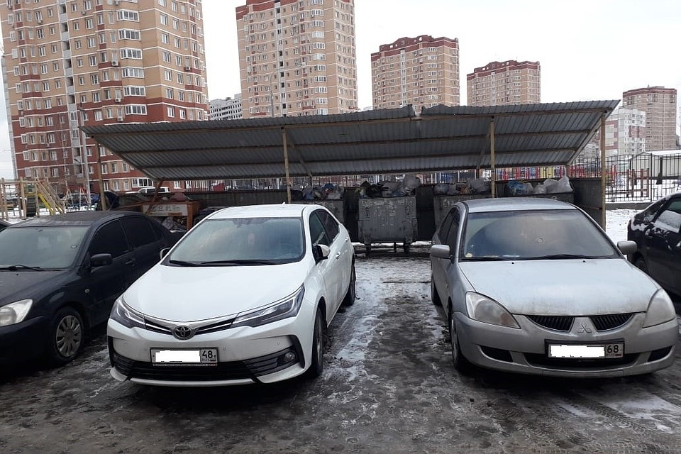 В Липецке в новогодние каникулы не могли вывезти мусор из-за припаркованных машин