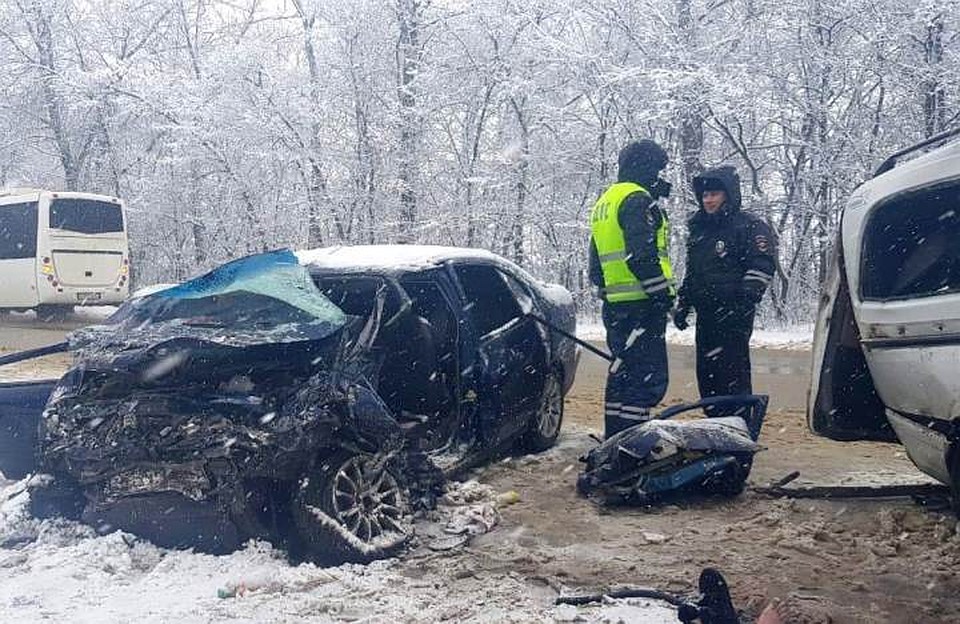 На месте смертельной аварии продолжают работу полицейские. Фото предоставлено пресс-службой УМВД России по Орловской области