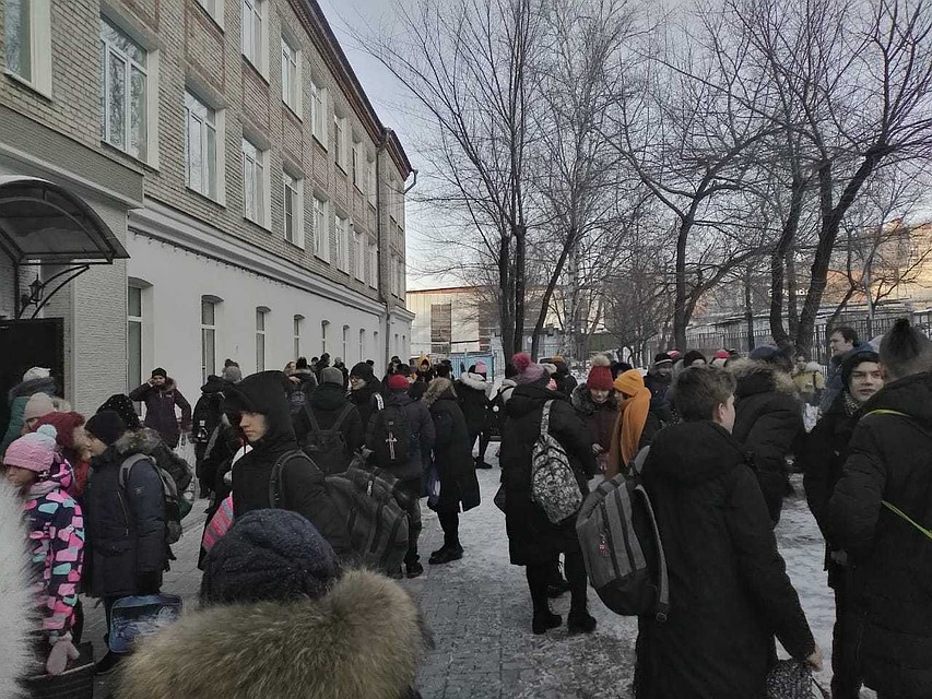 В краевой столице из-за сообщений о заложенных взрывных устройствах по домам отправили более шестидесяти тысяч школьников