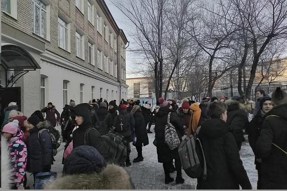 Сообщения о заложенных взрывных устройствах получили все школы Хабаровска