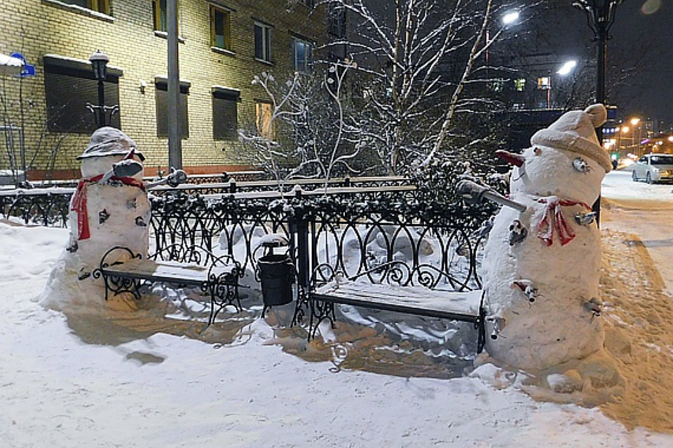 В Мурманске красуются необычные снеговики, усыпанные мышками. Фото: Влад Северный