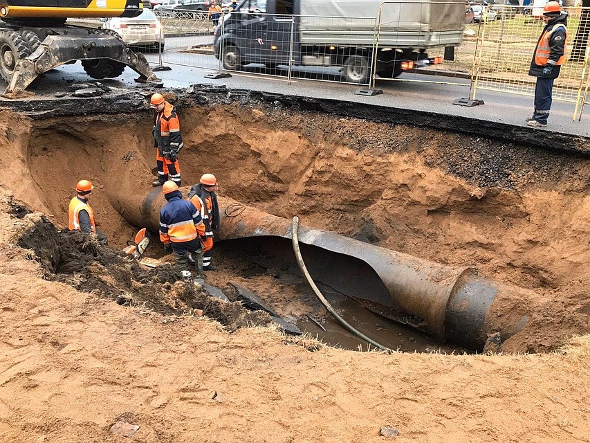 Вечером 12 января на проспекте Непокоренных прорвало трубу с водой.