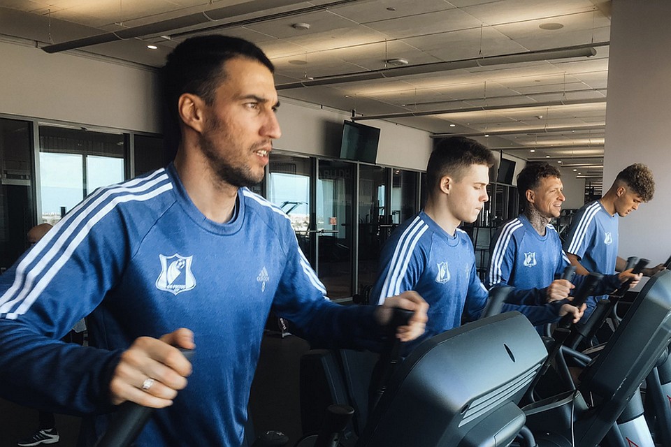 Павел Мамаев (второй справа) на тренировке в Абу-Даби