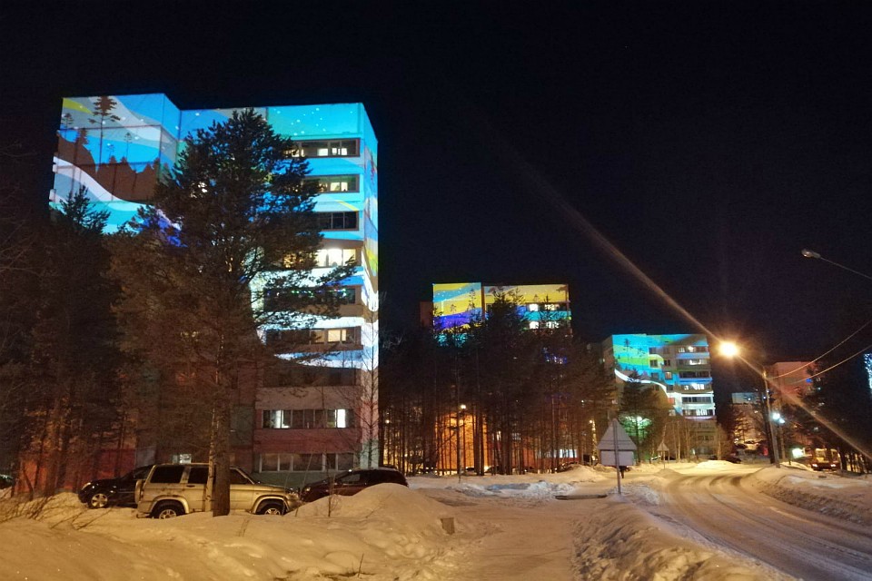 Дома в Полярных Зорях стали красочнее и интереснее. Фото: Максим Пухов