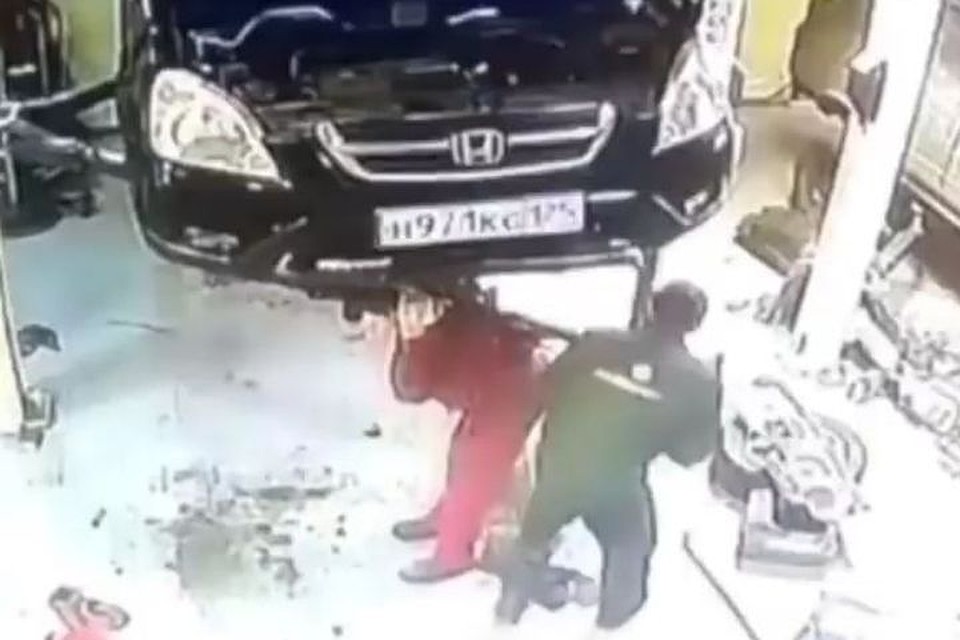 Кадры из автосервиса облетают социальные сети.Фото: print screen видео
