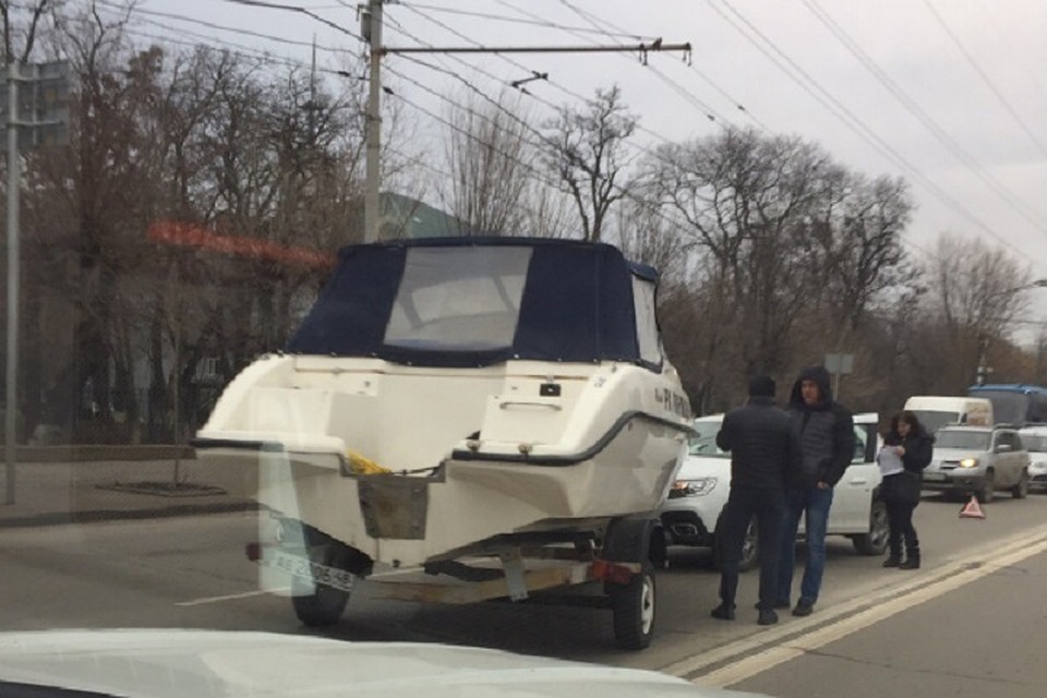 Авария спровоцировала пробку. Фото: vk "Это Ростов, детка! - новости Ростова-на-Дону"