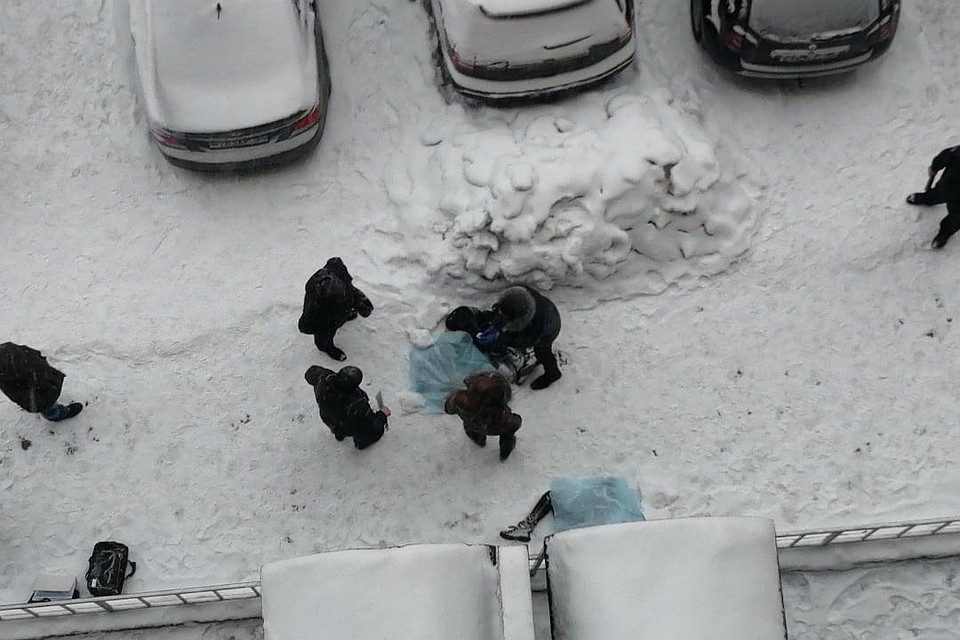 Тела погибших девочек нашли у дома.