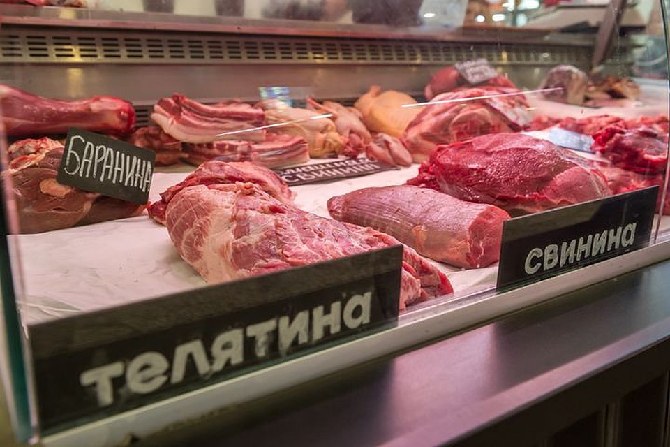 Двое грабителей с фингалами забрали мясо из магазина.