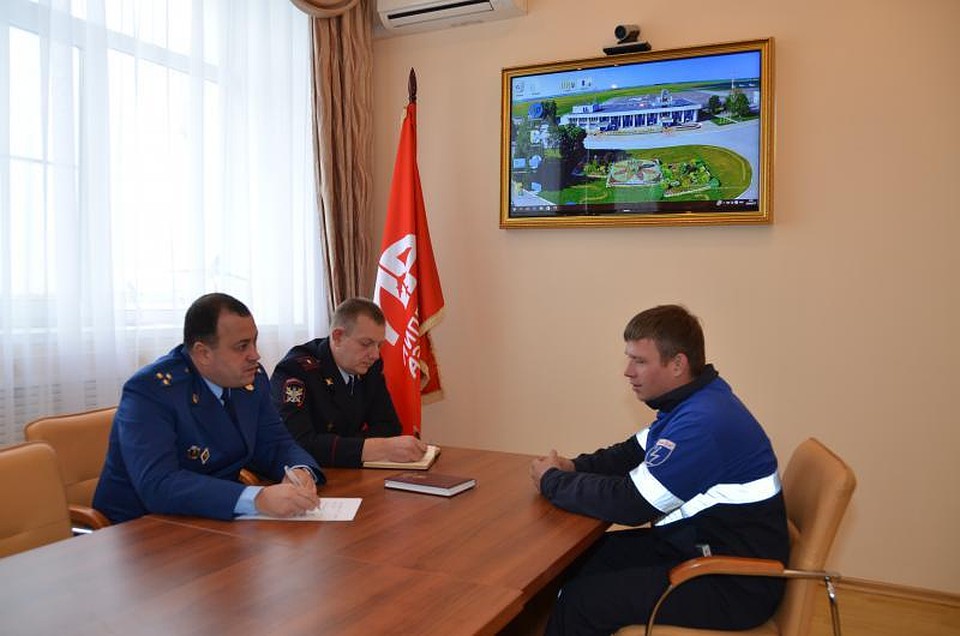 Алексей Сидоров (слева на переднем плане) проводит личный прием. Фото: mmtproc.ru