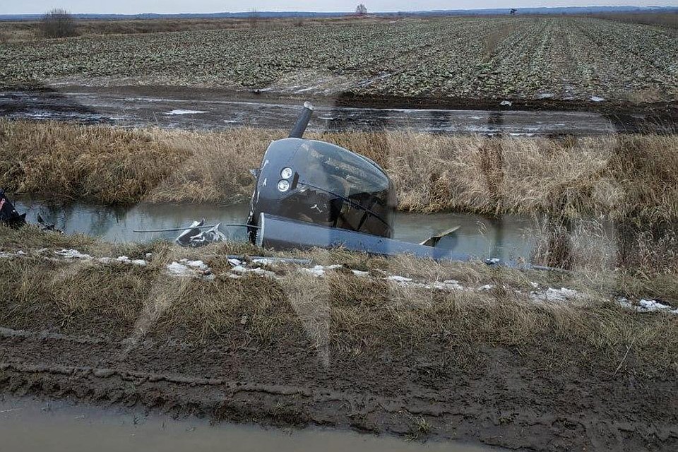 В Дмитровском районе возле посёлка Новосиньково аварийно приземлился вертолёт Robinson.