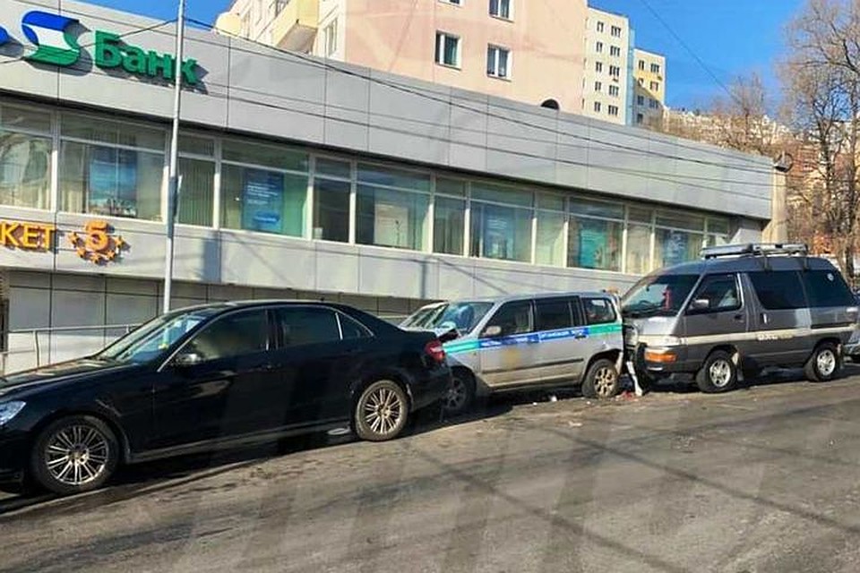Массовое ДТП спровоцировал водитель микроавтобуса. Фото: AK_VDK, dps_vl