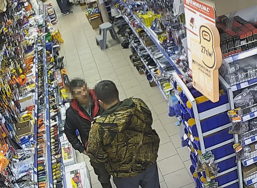 Факт передачи денег зафиксировала камера в магазине.