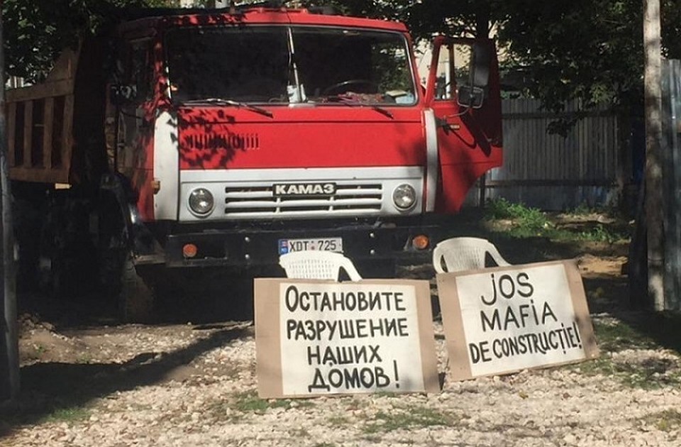 Жители многоэтажек на ул. Алба-Юлие в Кишиневе отвоевали общий двор. Фото: noi.md