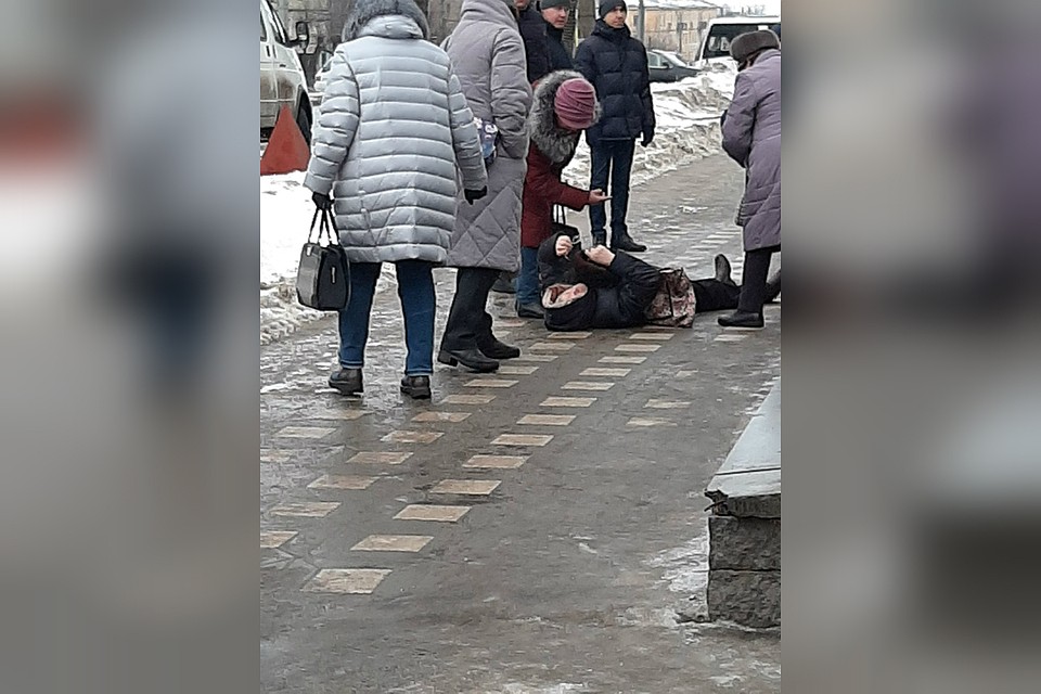 Женщина поскользнулась и сильно ударилась на льду. Фото: vk.com/zlo43