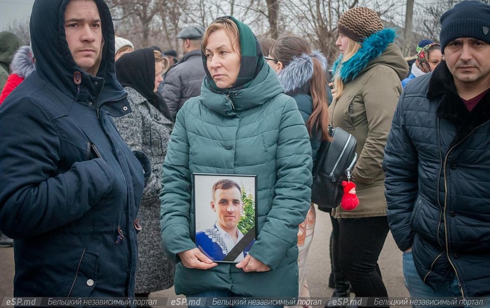 В бельцком пригороде Елизаветовке перекрыли дорогу и почтили память погибшего парня. Фото esp.md