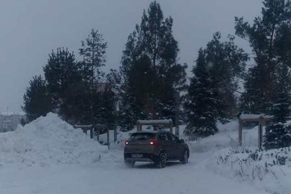 В Кемерове автохам припарковался на пешеходной дорожке в Парке Ангелов. Фото: "Мэру на заметку"/ facebook.com