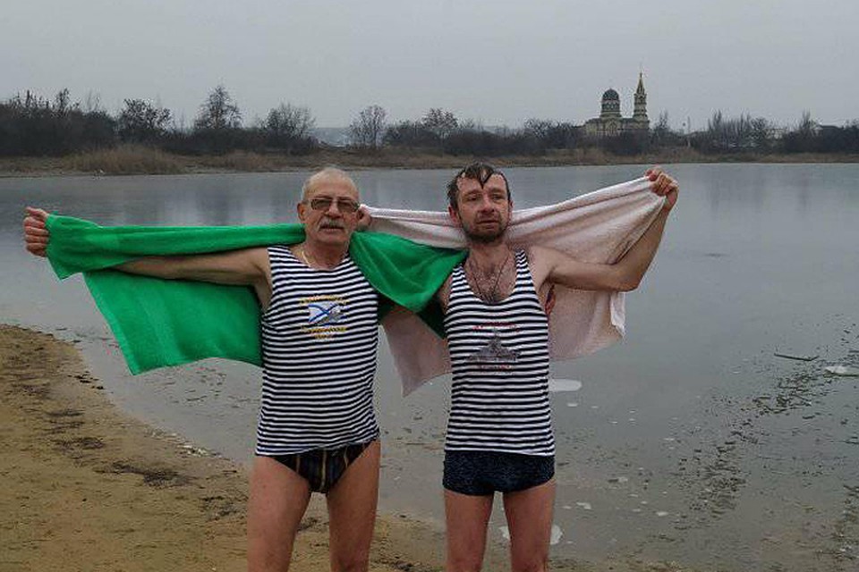 Андрей Коновалов и Иван Ревяков - у каждого своя причина окунаться на Крещение. Фото: И.Ревяков